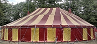 Dieses Zirkuszelt wird während der Festwoche auf dem Platz Montoir-de-Bretagne vor dem Rathaus stehen und zentraler Ort der Feierlichkeiten sein. Dieses Zirkuszelt wird während der Festwoche auf dem Platz Montoir-de-Bretagne vor dem Rathaus stehen und zentraler Ort der Feierlichkeiten sein.